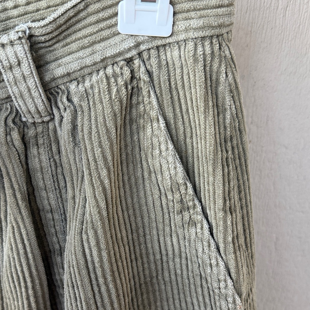 Eddie Bauer “Vintage-inspired Eddie Bauer corduroy Bermuda shorts (Y2K era)” - Picture 4 of 11